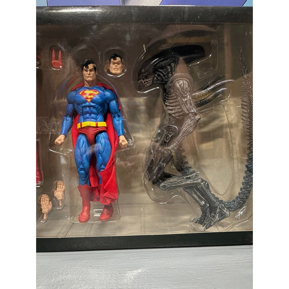 NECA Toys - Superman vs Alien Combo Pack